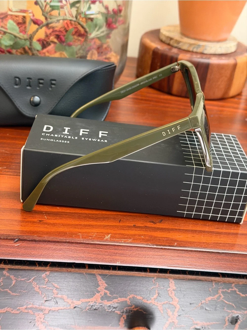 DIFF EYEWEAR Cassidy Sunglasses in an olive green color with polarized lenses